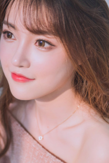 女性高级感白色游泳衣